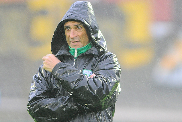 Rosario Martínez, entrenador de Racing, bajo lluvia en el Centenario. 