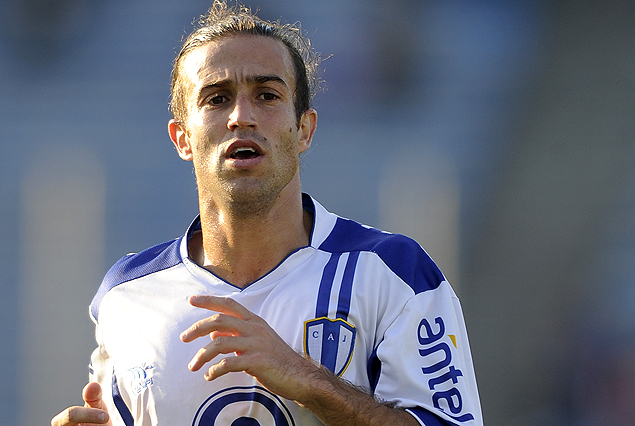 Matías Alonso rubrica acuerdo con los violetas, al igual que Regueiro.