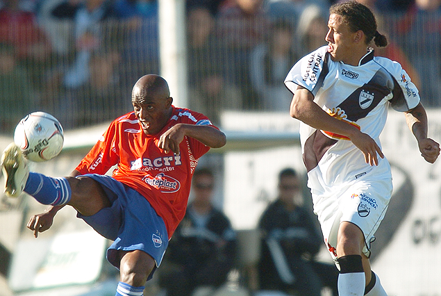 Oscar Javier Morales y Jorge García en uno de los partidos que jugaron en Jardines. 