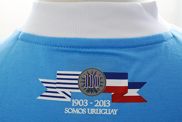 El dorso de la camiseta con las banderas de Uruguay y Artigas, las fechas y la leyenda, "Somos Uruguay".
