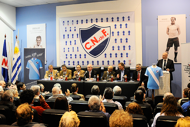 La mesa rioplatense que presidió la ceremonia de recuerdo del primer triunfo internacional uruguayo en el exterior. 