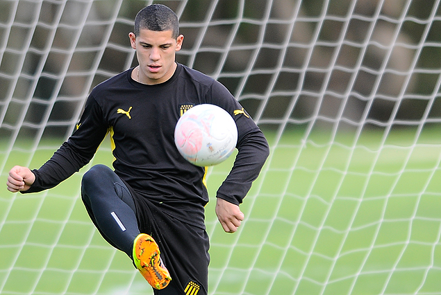 Carlos Núñez a la cancha el jueves en Los Aromos.