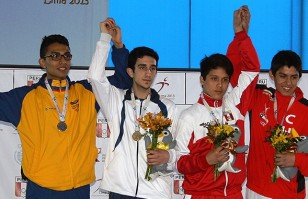 Oliver en el centro del podio.