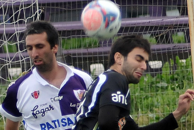 Ignacio Pallas y Rodrigo Pastorini van en busca del balón que sigue de largo.