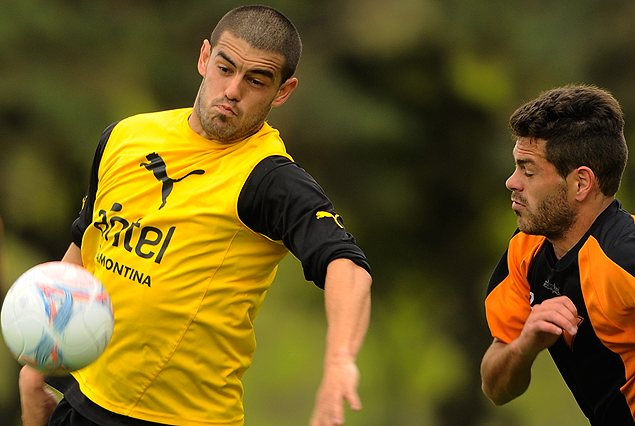 Luis Aguiar en el avance presionado por Jorge Viotti, el sábado en Los Aromos.. 