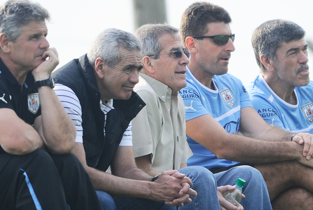 Celso Otero, Gregorio Pérez, Oscar Tabárez, Mario Rebollo y el Prof. José Herrera, presenciando el amistoso internacional Sub 17.