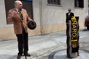 El Dr. Julio María Sanguientti, en el acto y el arco de la histórica cancha de los Pocitos. 