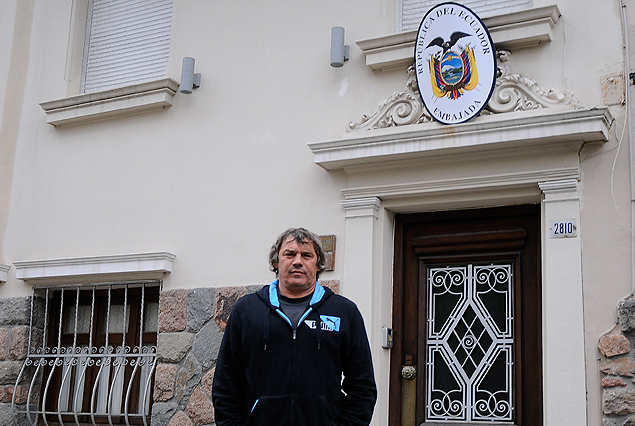 Mario Saralegui frente al consulado de Ecuador en Montevideo. "Deseo de corazón que vayan los dos seleccionados al mundial".