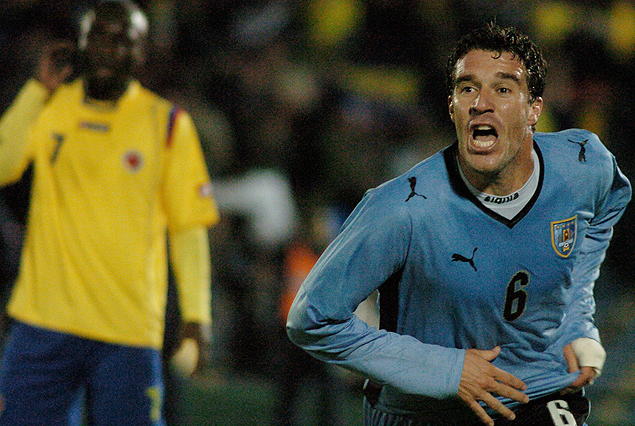 Andrés Scotti en el último partido del Estadio ante Colombia, festeja su primer gol con la selección.