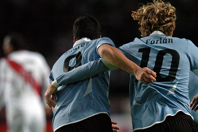 Suárez convierte el 2do gol y Forlán lo festeja. Copa América 2011, La Plata