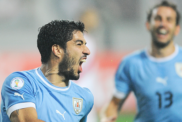 Luis Suárez se llena la boca de gol, Christian Stuani se acerca para felicitar al goleador.