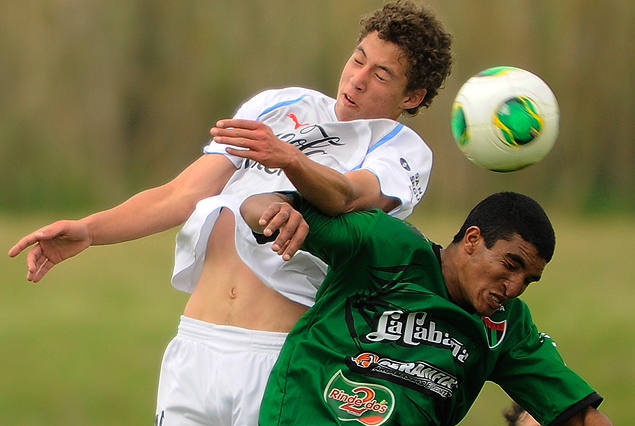 El Sub 17 Kevin Méndez en acción en el amistoso ante el equipo de Tercera de El Tanque Sisley.