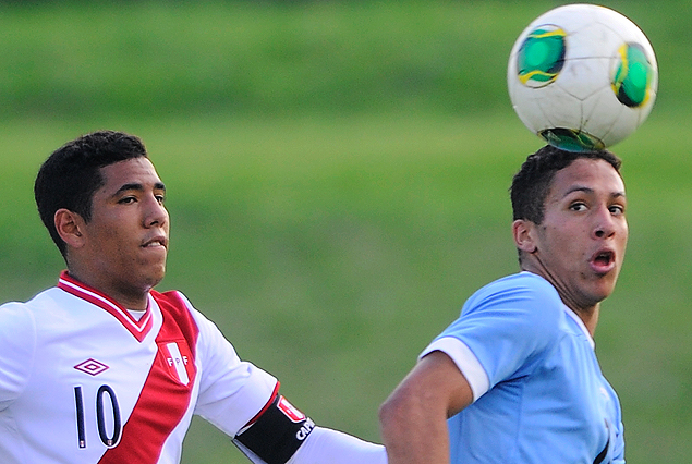 El juvenil celeste Kevin Méndez con la mirada fija en el balón es seguido por un rival. La Sub 17 de Uruguay venció 2:1 a su similar de Perú.