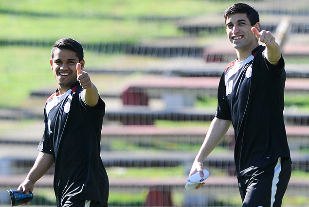 La sonrisa del delantero Cristian Techera y el volante Michel Acosta en el entrenamiento del darsenero. 