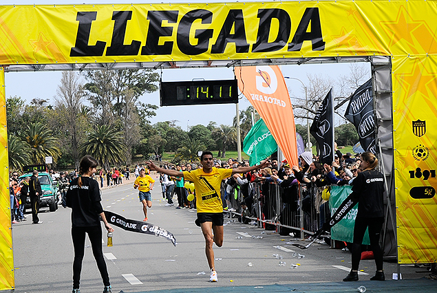 Zamora abraza la victoria en la 5 K del Club Atlético Peñarol.