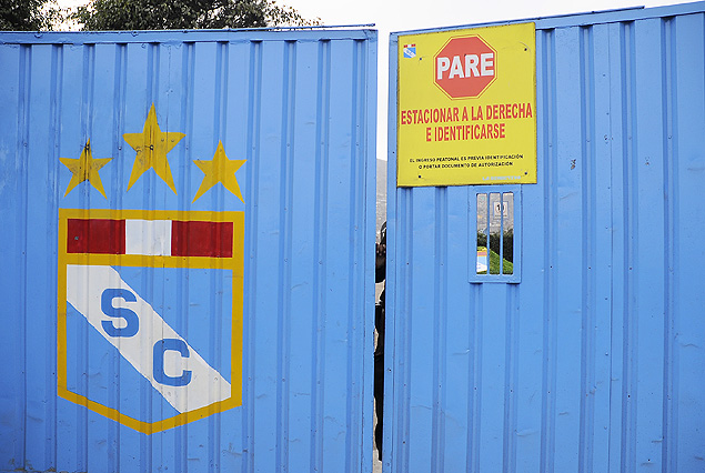 La puerta de ingreso cerrada del complejo "Celeste" de Sporting Cristal. 