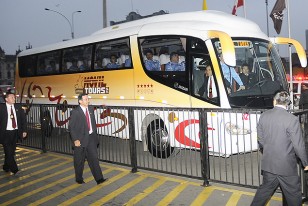 El ómnibus de la empresa “Móvil Tours”, que transporta a la selección uruguaya.