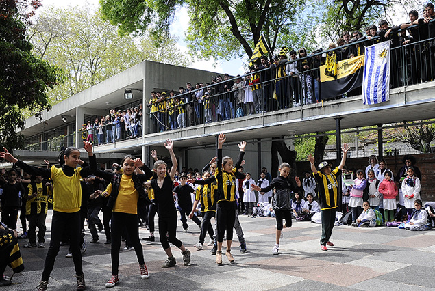 El baile de las niñas en las Escuela y el clima de fiesta. 
