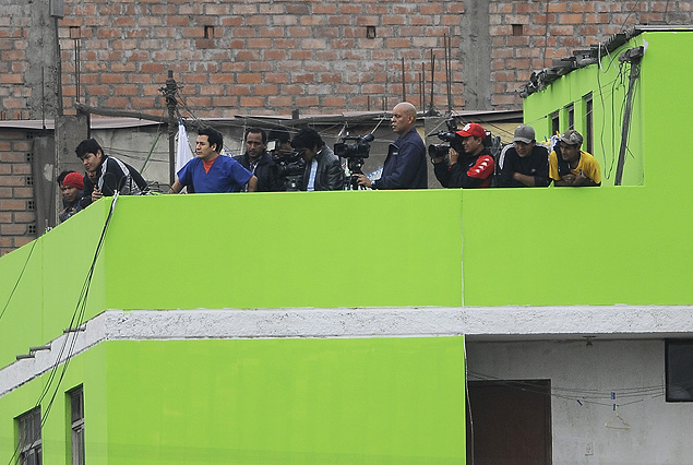 Periodistas peruanos siguiendo el entrenamiento de los uruguayos en el estadio Alberto Gallardo de Sporting Cristal. 