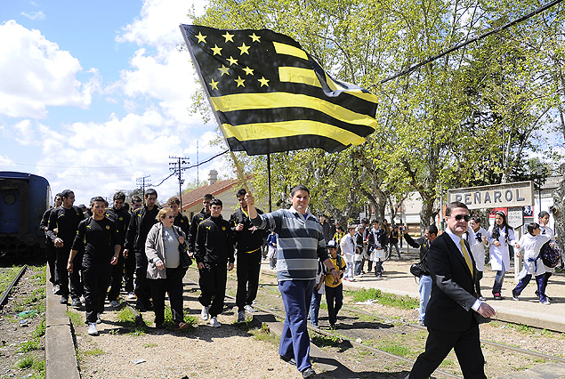 Los hinchas, jugadores de la tercera división y dirigentes aurinegros en la Estación Peñarol abriendo los actos del 122 aniversario que cumplirá el sábado. 
