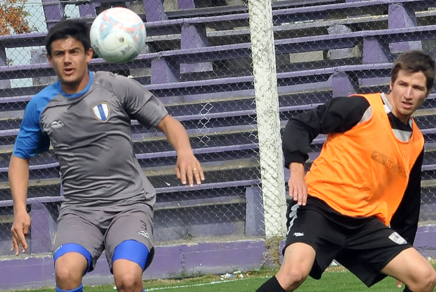 Darwin Torres se cruza ante Federico Puppo en el amistoso disputado entre Defensor Sporting y Juventud. 