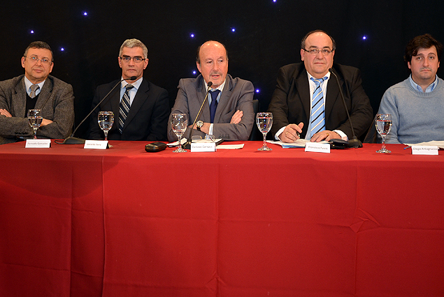 La mesa Ejecutiva de Segunda División Profesional, presidida por Gustavo Campos, realizó el sorteo del calendario Campeonato Uruguayo 2013/2014.
