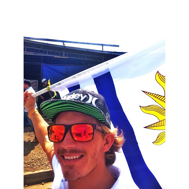 Lucas Madrid con la bandera uruguaya en Trujillo, Perú.