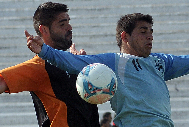 Edgar Martínez y Líber Quiñónes luchan por el balón en el amistoso jugado entre Danubio y Sud América. 