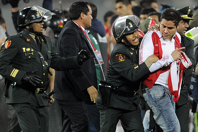 El hincha peruano que ingresó al terreno para agredir a los arbitros en el partido con Uruguay.  