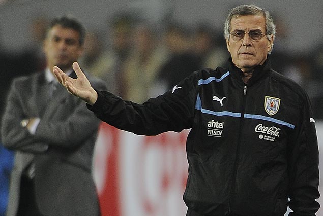 El Maestro Tabárez en la imagen del partido y detrás aparece Pablo Bengoechea, técnico asistente de Markarian. 