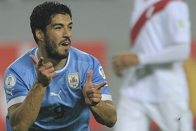 Luis Suárez, el pistolero en toda su dimensión en la celebración del segundo gol uruguayo. Un fenómeno. 