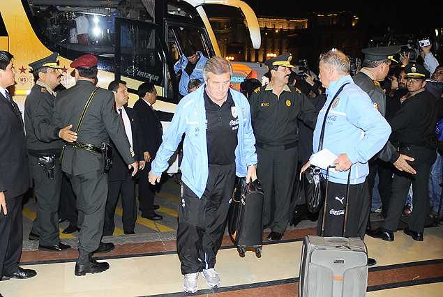 Oscar Tabárez ingresando al hotel Sheraton de Lima.