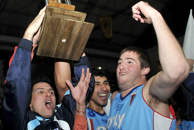 La Copa se va para la Aduana en caravana desde la cancha de Larre Borges.