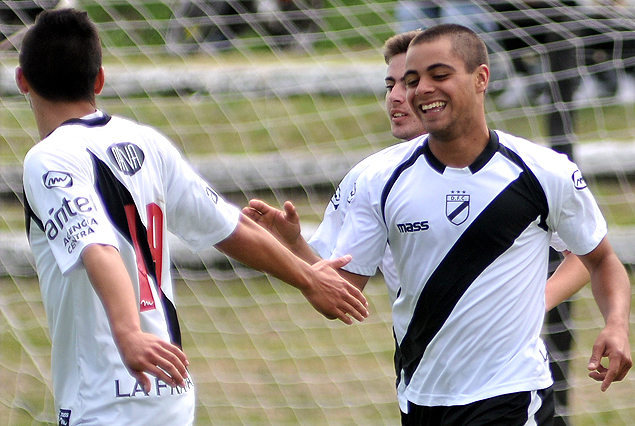 Danubio festeja en sub 17, los de la franja ganaron los nueve puntos ante Racing.