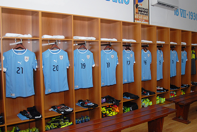 Las camisetas colgadas en el vestuario a la espera de los jugadores que en minutos parten del complejo.