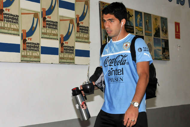 Luis Suárez, valija en mano, ingresando a zona de vestuarios.
