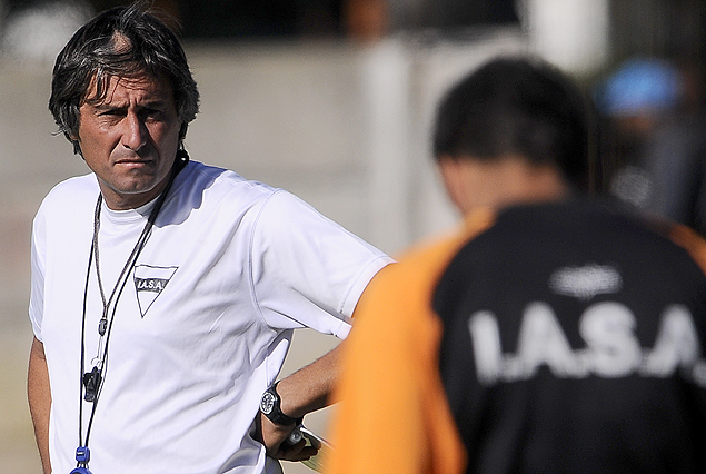 Alejandro Apud, el técnico de Sud América, en la Escuela Naval.