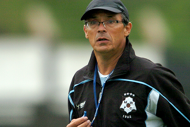 Alfredo Arias, entrenador de Wanderers, planifica el partido ante Peñarol. 