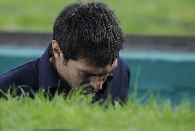 Diego Alonso en el túnel camino al vestuario; los dirigentes piensan que llegó el final de su etapa. 