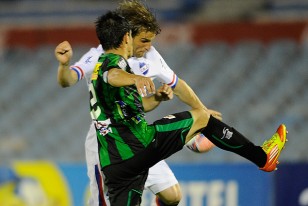 Iván Alonso, con la mirada fija en la pelota y la zurda pronta para sacar el latigazo. ganador, el defensor Joaquín Aguirre no llega al cierre. Go-la-zo.