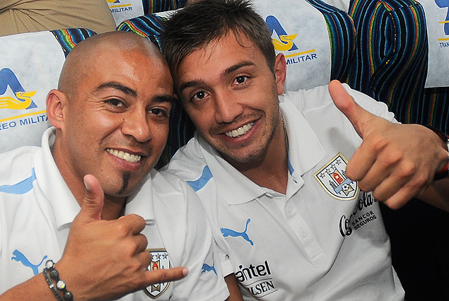 Egidio Arévalo Ríos y Fernando Muslera en el avión charter.