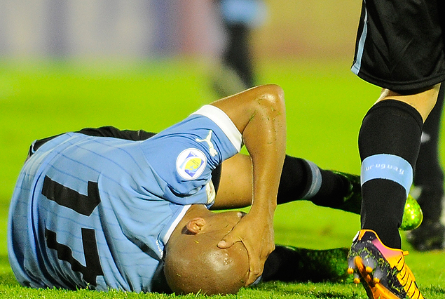 Egidio Arévalo Ríos, en el suelo se toma la cabeza tras el pisotón que le dejó una herida a la altura del muslo.