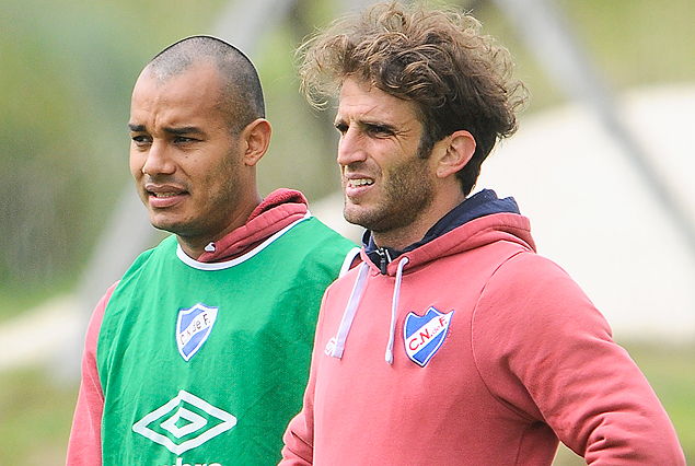 Dos vértices del equipo, el paraguayo Benegas -rapado como nuevo look- e Iván Alonso, en el entrenamiento de Los Céspedes. 