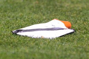Las bolsas de agua caliente con los colores de Danubio que lanzaron a la cancha un grupo de hinchas de Defensor Sporting.