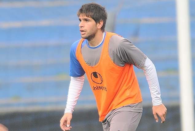 Rodrigo Cabrera a la zaga de Juventud el sábado ante Nacional en el Estadio Centenario.