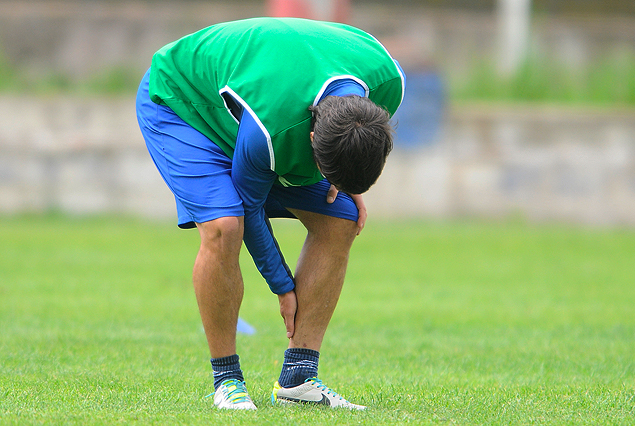 Maximiliano Calzada se toma la zona donde recibió el golpe y que obligó a que abandonara el entrenamiento en Los Céspedes. 