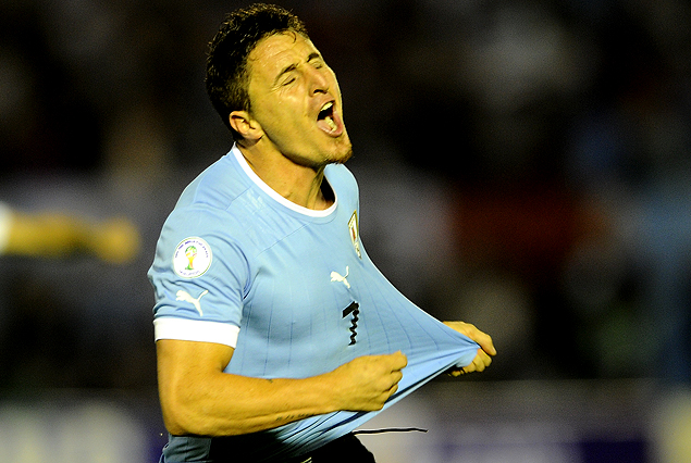 "Cebolla" Rodrígue se llena la boca de gol en el festejo del primer gol uruguayo.