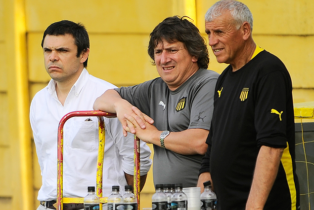 El Dr. Horacio Decia junto a los fisioterapeutas Miguel Domínguez y Héctor Peña.