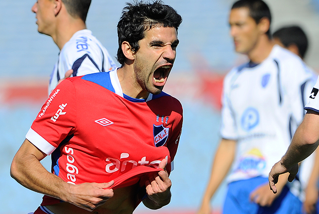 Juan Manuel Díaz se llena la boca de gol en el festejo del primero tricolor.
