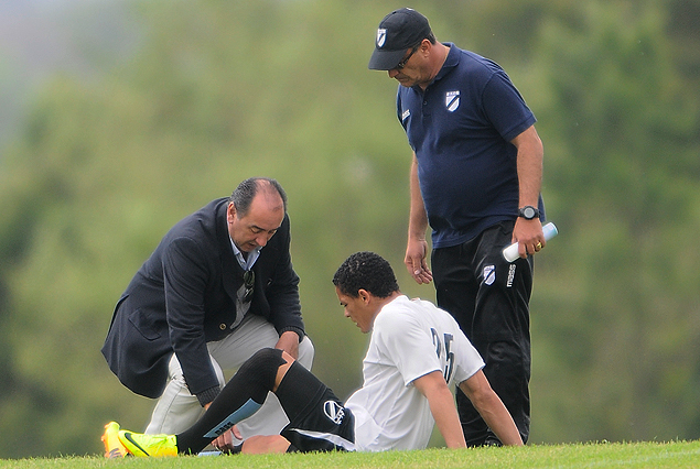 El Dr. Gustavo Chiara asiste a Jonathan Alvez que sentido no culminó la práctica de fútbol.